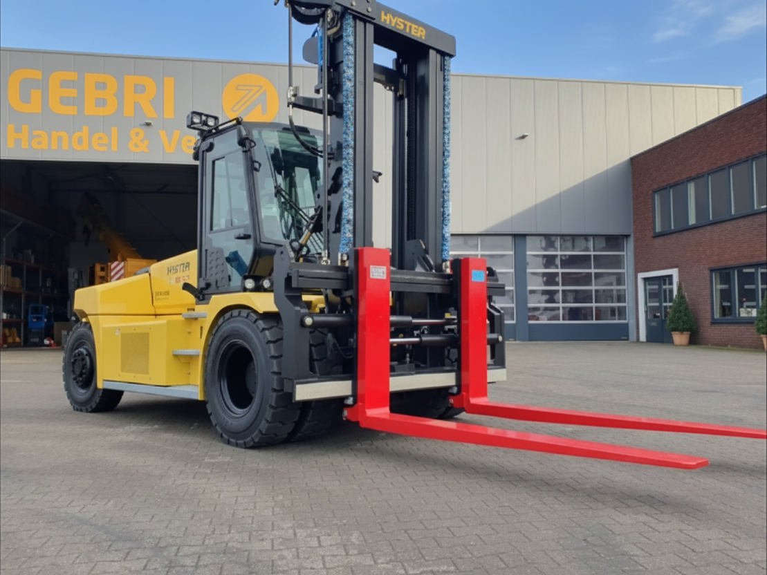 Gele Hyster heftruck met rode vorken op het terrein
