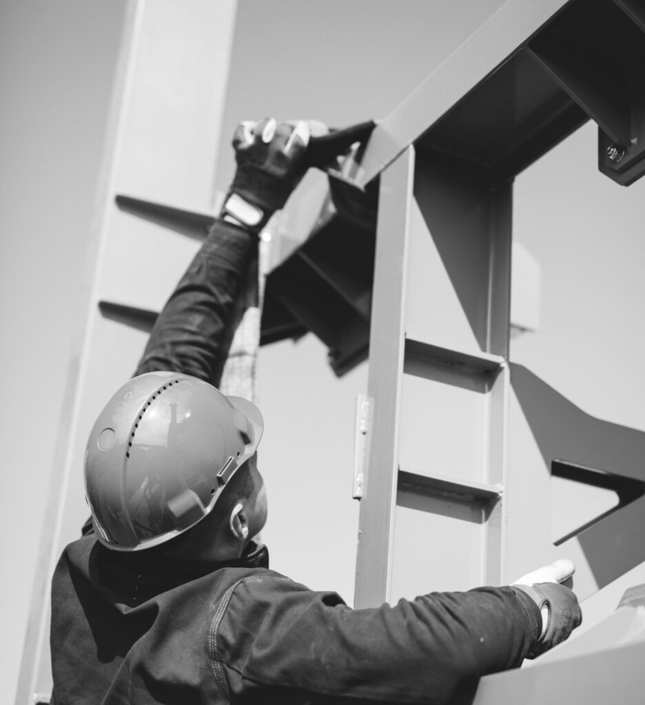 Monteur werkt aan een stalen constructie