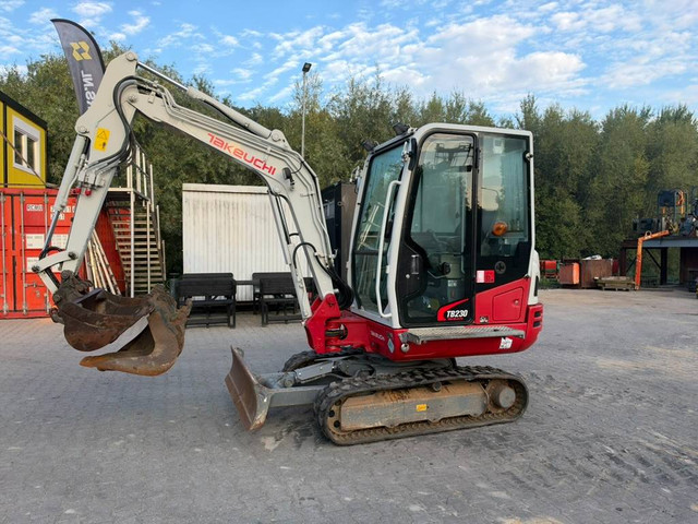 Takeuchi TB 230 3x bucket LED