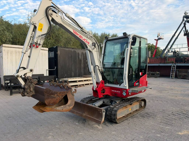 Takeuchi TB 230 3x bucket LED
