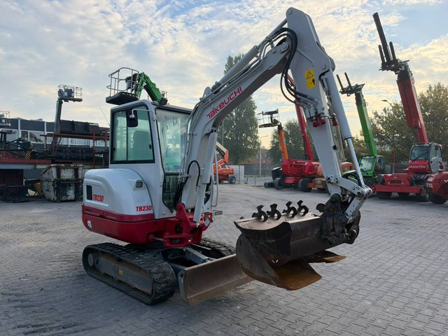 Takeuchi TB 230 3x bucket LED