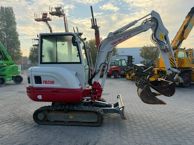 Takeuchi TB 230 3x bucket LED