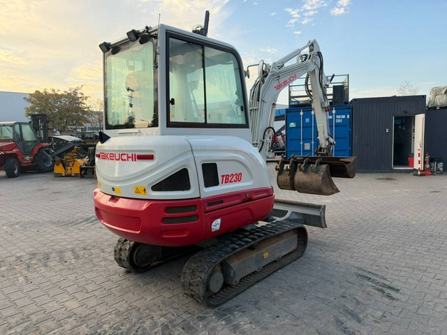 Takeuchi TB 230 3x bucket LED